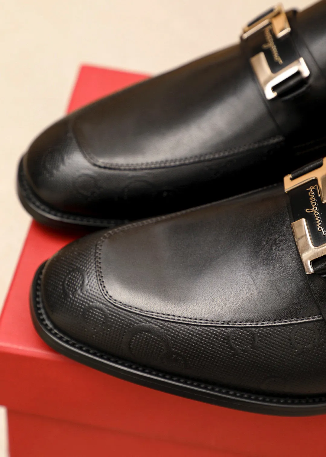Men's shoes💰460💰 Product trademark: Ferragamo "Ferragamo" casual leather shoes Regular size: 38-44 (45🉑️customized) Product materials: Selected imported first-layer calfskin upper + luxury hardware buckle, imported water-dyed cow leather lining. Strong three-dimensional visual effect, original outsole color: 1⃣️color optional